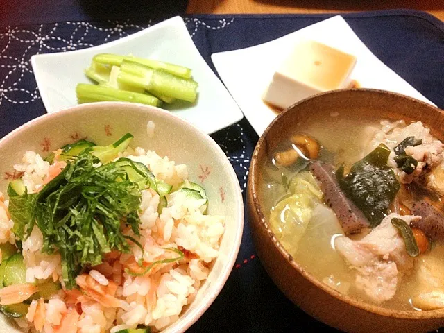 鮭の西京漬の混ぜご飯、具沢山豚汁、ゴマ豆腐とセロリの浅漬け|まりこさん