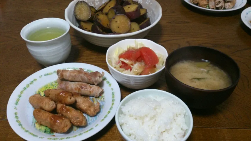 Snapdishの料理写真:肉の野菜巻き＆大葉のチーズ巻き＆さつまいもの煮物＆トマトサラダ＆ワカメの味噌汁|えっちゃんさん