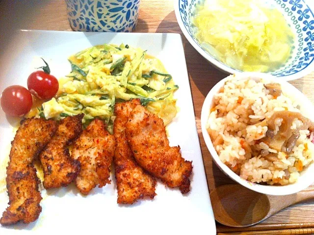 香味チキン野菜サラダ添え♡五目炊き込み御飯♡野菜のコンソメスープ♡｡+｡ﾟ☆(oﾟ∀ﾟ从ﾟ∀ﾟo)☆ﾟ｡+｡|♡♡ai♡♡さん