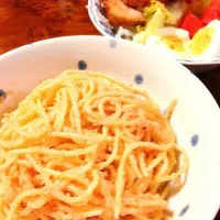 Snapdishの料理写真:明太子パスタとサラダ。|ようかさん