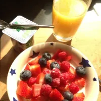 Snapdishの料理写真:Porridge with Strawberries, Raspberries & Blueberries and a Cherry Yogurt|Ella Thompsonさん