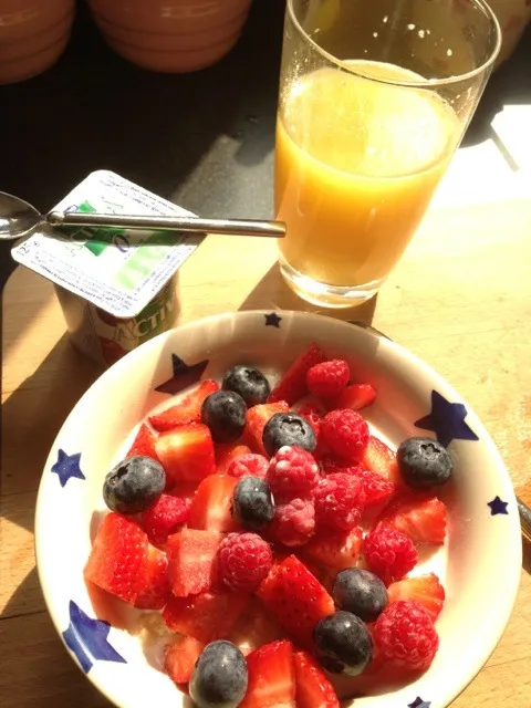 Porridge with Strawberries, Raspberries & Blueberries and a Cherry Yogurt|Ella Thompsonさん