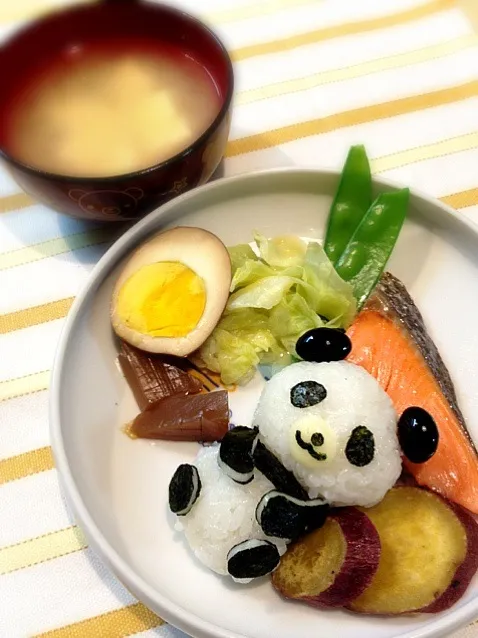 Snapdishの料理写真:パンダおにぎり、焼き鮭、煮たまご＆こんにゃく、春キャベツの温サラダ、豆腐とコーンのみそ汁|うっちーさん