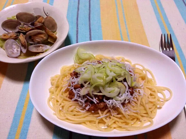 130328 今日のゆうめし　納豆としらすのスパゲティ、あさりとキャベツのバターナンプラー蒸し|EUREKAさん