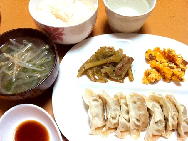 納豆おむ、ツワの煮物、餃子、もやしの中華スープ|tomrowさん