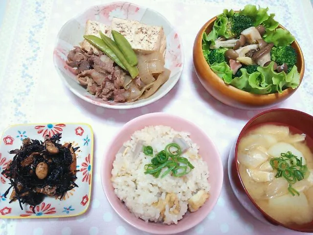 肉豆腐☆れんこんご飯☆きのこのサラダ♪ひじきの煮物☆じゃが玉ねぎのお味噌汁☆|まゆみさん