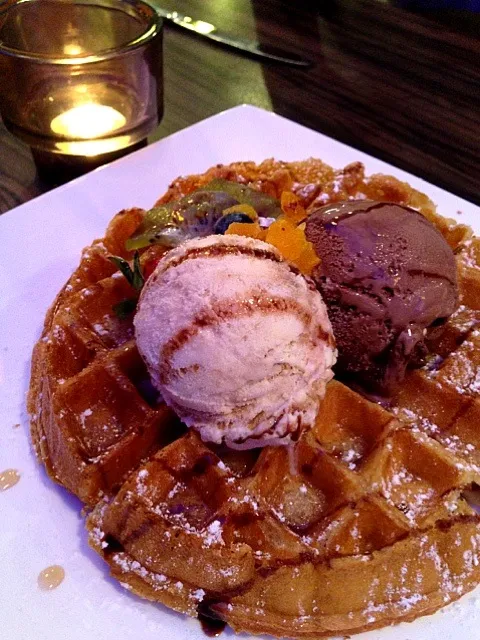 Waffle ice cream are a thing that exist in our world and soon in my mouth.|Carolさん