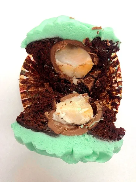 Reese's Egg chocolate cupcake|Ray Quirolgicoさん