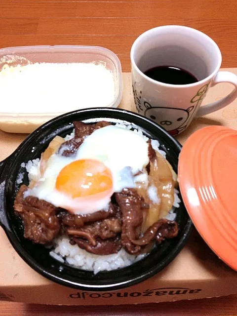 牛すじ丼温泉卵添え|秋庭さん