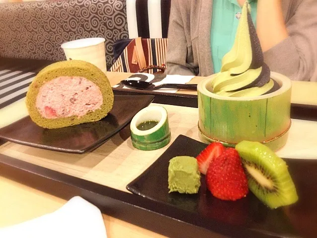 Matcha and charcoal ice cream with matcha roll and red bean paste|PhUnGさん