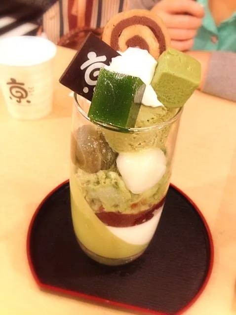 Matcha ice cream with plenty of topping|PhUnGさん