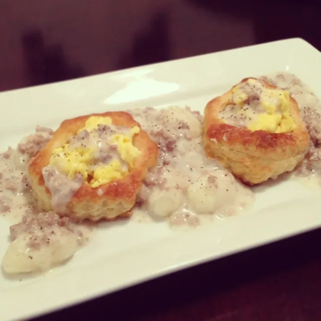 Potato gnocchi with sausage gravy and pastry puff shells stuffed with scrambled eggs|Brian Churchillさん