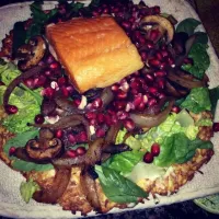 Parsnip pizza crust topped with salad, caramelized onions and mushrooms, pomegranate seeds, smoked salmon and a blue cheese balsamic dressing|taylor mistlerさん