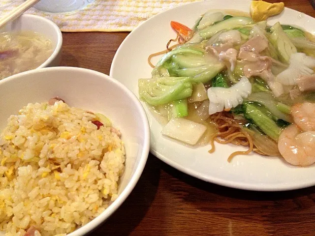 Snapdishの料理写真:広東風焼きそば+半炒飯セット|vhjさん