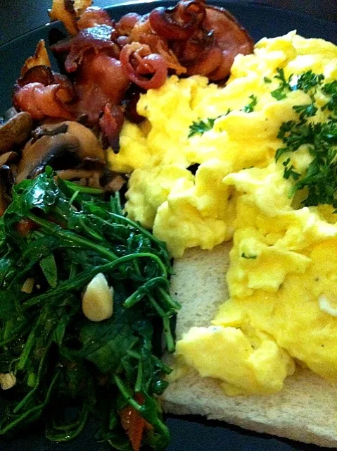 Scrambled eggs, bacon, sauted mushroom and rocket|karen limさん