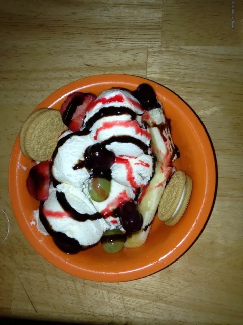 Banana split plus some!!! Fruit meets ice cream!!!!|nickey featherさん