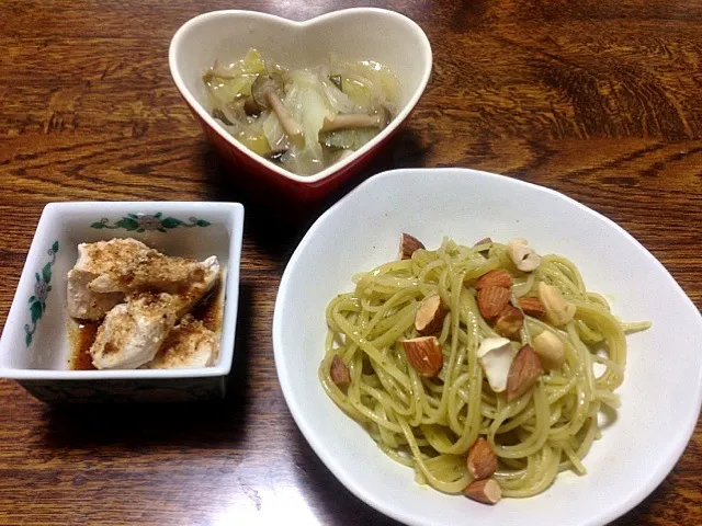 Snapdishの料理写真:バジルとナッツのパスタ、野菜たっぷりスープ、蒸し鶏の胡麻醤油和え|natsukiさん