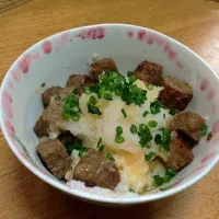 Snapdishの料理写真:サイコロステーキ丼|狸さん