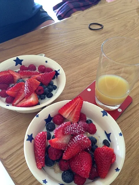 Porridge with Strawberries, Blueberries & Raspberries|Ella Thompsonさん