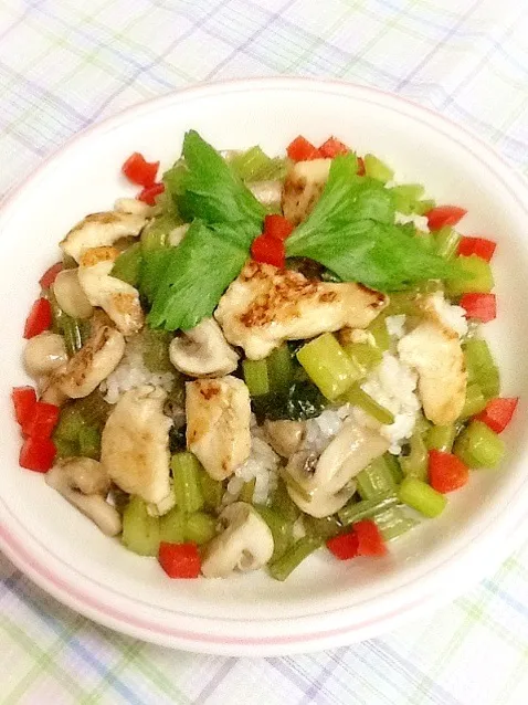 🍃セロリと鶏肉の餡かけご飯🍚|さとう かおりさん