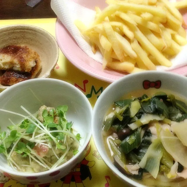 Snapdishの料理写真:野菜いっぱい煮込みうどん、アボカドトマトマリネ風、フライドポテト、メンチカツ☆|ありちゃさん