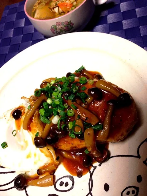 鶏ひき肉と豆腐のハンバーグきのこソース目玉焼きを添えて|ゆかゴリラさん