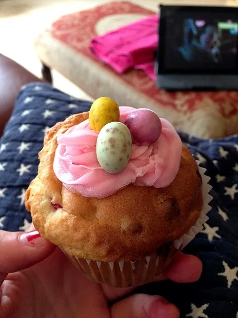 Raspberry & White Chocolate Chip Muffin|Ella Thompsonさん