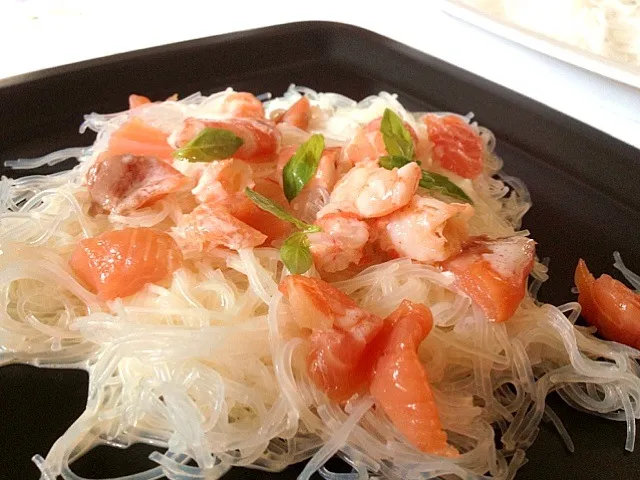 Rice noddles with prawns and smoked saumon dressed in cream sauce.|De Pupesさん