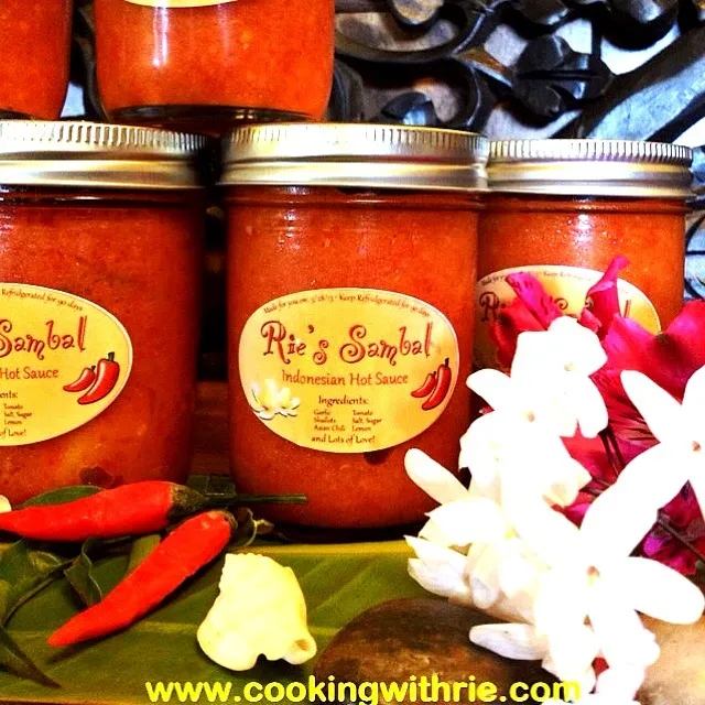 Cooking With Rie proudly presents Rie's Sambal.. My special homemade Indonesian Hot Sauce. I'm now selling fresh made jars of hot goodness, simply contact me to|rie simsさん