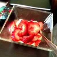 Yogurt and strawberries|nicole frithさん