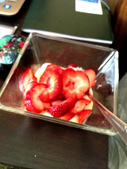 Yogurt and strawberries|nicole frithさん