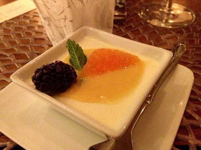 Jin's panna cotta with blood orange curd|lanchi bombalierさん