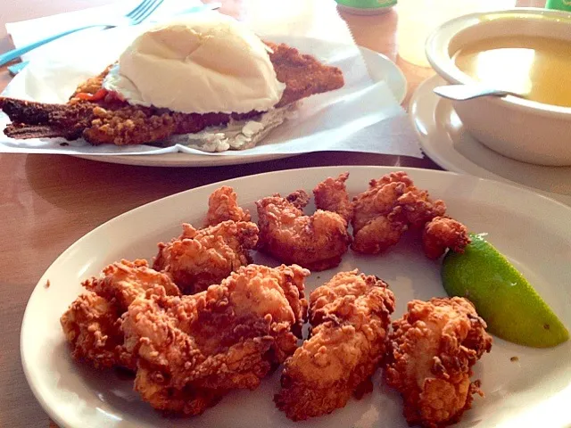 Fried shrimp and fried snapper sandwich at La Camaronera In Little Havana|lanchi bombalierさん