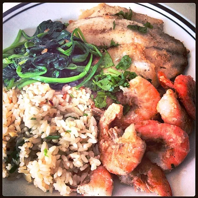 Snapdishの料理写真:Pan seared tilapia, shrimp, cilantro-lime rice and spinach sautéed with garlic|Miranda ♪(´ε｀ )さん