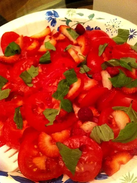 Campari tomato,strawberry,raspberry,and basil salad 💛💙💜|Cristinaさん