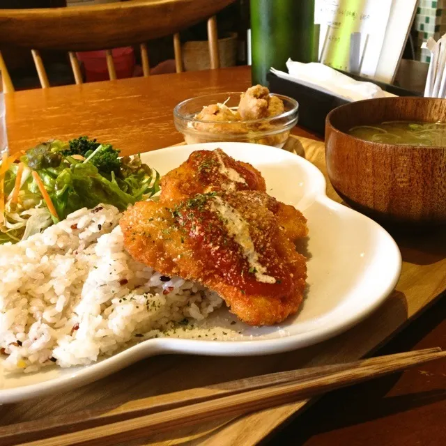 あるしこ限定メニュー。日向鶏のミラノ風チキンカツプレートにちょい唐揚げ。|かじぃさん