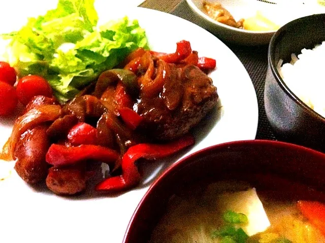 あまり野菜でトマト煮込みハンバーグ（ウインナー）と味噌汁|ふかرさん