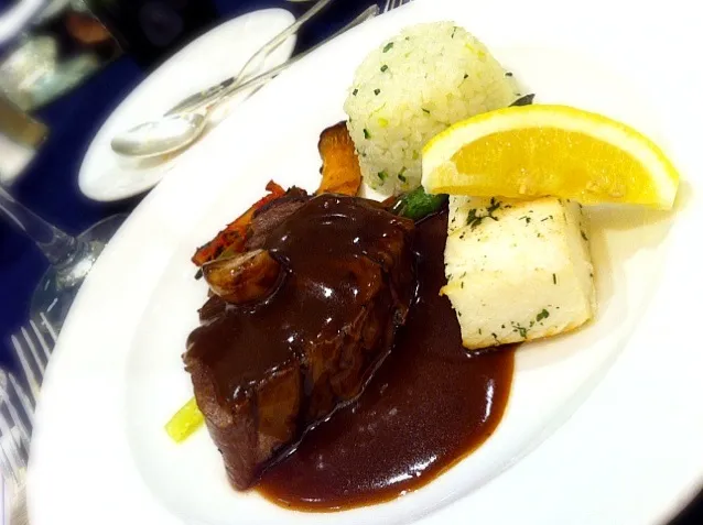 Pan-fried beef tenderloin w/ Port wine sauce & fillet of halibut|Jeryさん