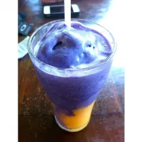 Snapdishの料理写真:Mango Shake topped with Ube Ice Cream 💜💛💜💛|purplepixieさん