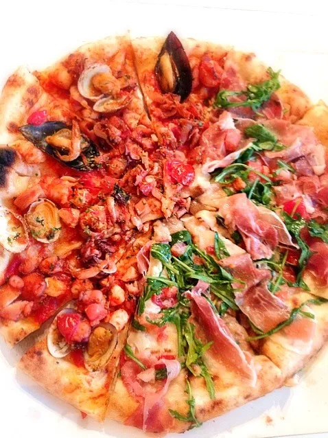 Snapdishの料理写真:Pescatore &Prosciutto&arugula w/Porcini mushroom Pizza🍕ﾌﾟﾛｼｭｰﾄ&ﾙｯｺﾗにﾎﾟﾙﾁｰﾆ&ﾍﾟｽｶﾄｰﾚ|🌈Ami🍻さん