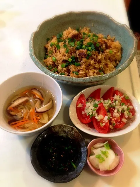 角煮炊き込み御飯 、トマトのサラダ 、ほうれん草と海苔の和え物 、蕪の甘酢漬け 、コンソメスープ|よっちぃさん