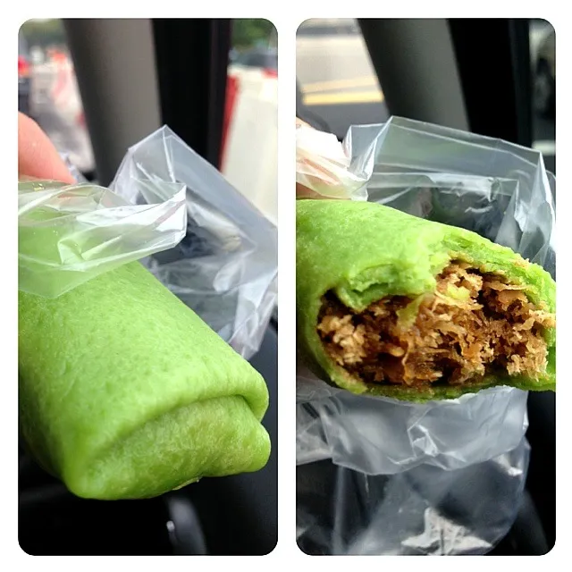 Kueh dadar - pandan infused crepe roll filled with grated coconut soaked in gula Melaka syrup|willzさん