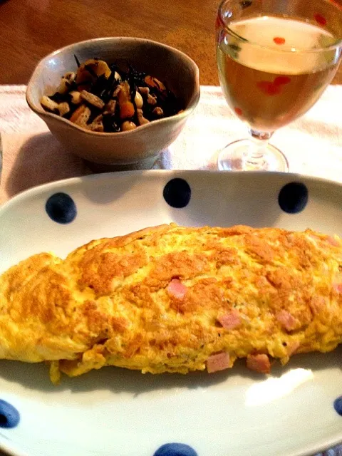 ハムと玉ねぎ入りオムレツとひじきの煮物|ぴゅーさん