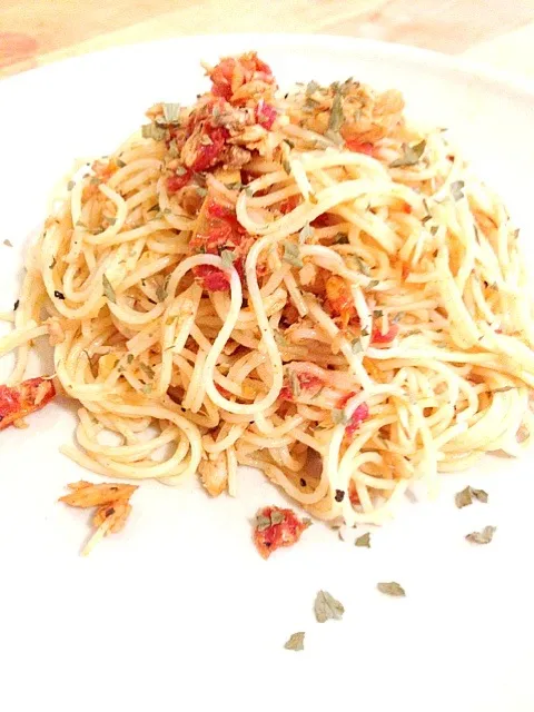 Snapdishの料理写真:Sundry tomato and salmon capellini|Ayakaさん