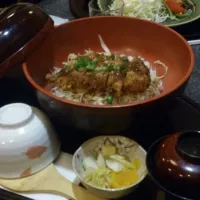 かりん亭のカツ丼です。器が大きくてビックリ！|けんいちさん