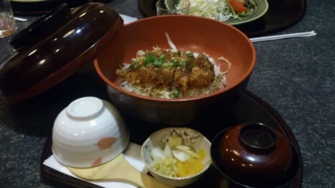 かりん亭のカツ丼です。器が大きくてビックリ！|けんいちさん