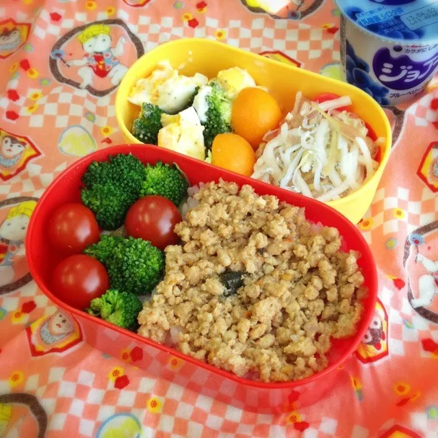 Snapdishの料理写真:ガパオ丼弁当😋 いなば鶏そぼろとバジル 🔥本場タイで製造😋を盛り付けただけ〜♬目玉焼きのせるんだった♪|りん蔵さん