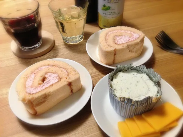 DVD観ながらさくらロールケーキとチーズをおつまみに赤ワイン&ノンアルコールカクテルなう(*^o^*)|うみちづさん