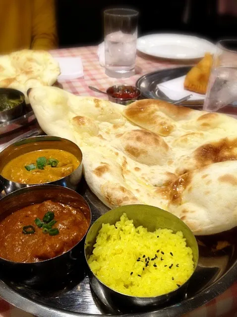 Snapdishの料理写真:ナン、サフランライスと野菜カレーとポークカレー|Iriemarukoさん