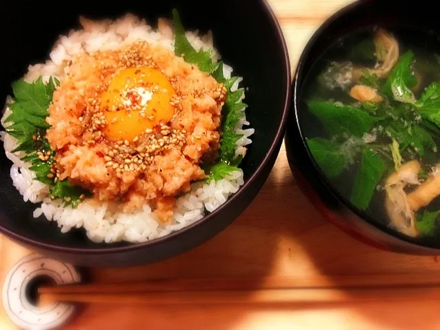 サーモンユッケ丼、三つ葉とお揚げのすまし汁|ユキさん